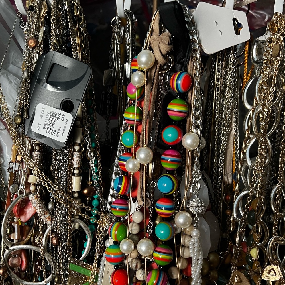 3Lbs of Necklaces Vintage to now . All wearable. ‼️A few bundles available ‼️ - Picture 4 of 11